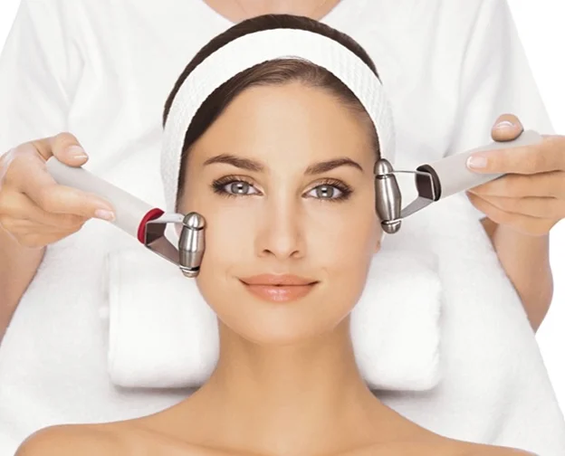 Une femme reçoit un traitement facial avec deux appareils de massage par un praticien à Lucé près de Chartres en Eure-et-Loir 28