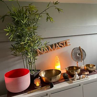Salle de traitement spa avec table rouge Guinot, produits de beauté et évier.