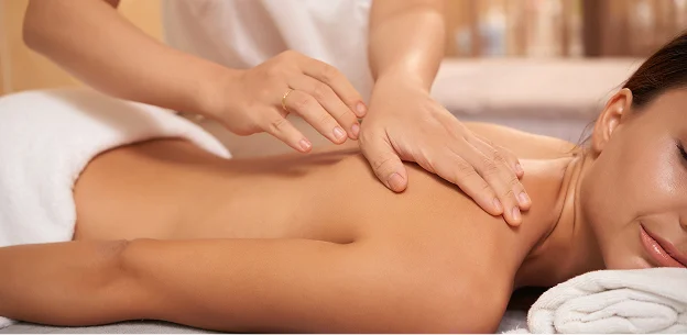 Couple recevant un massage du dos relaxant dans un spa à Lucé près de Chartres en Eure-et-Loir 28