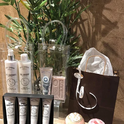 Ensemble de produits de bain et de corps dans des sacs transparents et en papier.